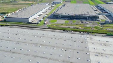 Düşük karbon ayak izi olan endüstri. Çatıda güneş panelleri olan sanayi depoları. Teknoloji parkı ve yukarıdaki fabrikalar.