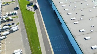 Dağıtım merkezinin hava görüntüsü, endüstriyel lojistik bölgesinin İHA fotoğrafı, modern teknoloji ve robotlarla dolu yeni süper modern lojistik merkezi, yeşil enerji üretimi için çatı güneş enerjisi santrali.