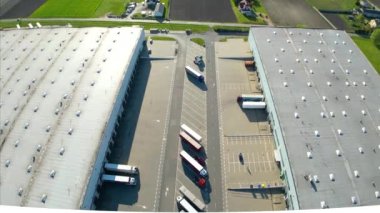 Dağıtım merkezinin hava görüntüsü, endüstriyel lojistik bölgesinin İHA fotoğrafı, modern teknoloji ve robotlarla dolu yeni süper modern lojistik merkezi, yeşil enerji üretimi için çatı güneş enerjisi santrali.