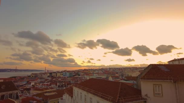リスボンポルトガルのタイムラウンド4K 高角度ビュー都市スカイラインデイ夜の夕日タイムラプスリスボンバイサ地区 — ストック動画