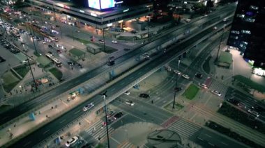 Aydınlatılmış Crossroad 'un hava aracı gece videosu, çok şeritli otoyol şehir merkezinde popüler çok katlı kavşak