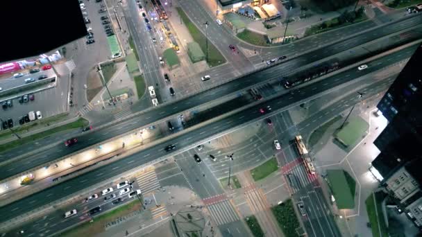 照らされた十字路の空中無人機の夜のビデオ 都市都市中心を通る多車線のハイウェイ普及した多発性のジャンクション — ストック動画