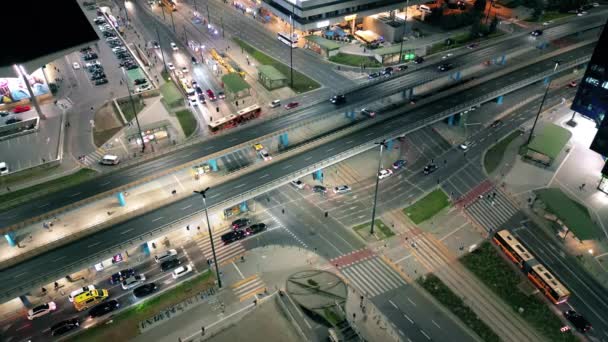 クロスレーンや建物での車の交通の美しいトップビュー 4Kドローン空中ズームアウト アーバンシティスケープコンセプトまたは先進的なイノベーション 金融技術 エネルギーパワーの抽象化 — ストック動画