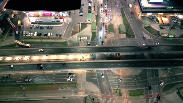 Traffico Aereo Persone Che Attraversano Strada Notte Nella Città Varsavia — Video Stock