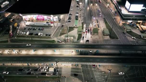上下颠倒的城市道路 汽车驾驶空中视野 具有现代摩天大楼的城市夜景 由霓虹灯照明的宏伟的城市景观与交通高速公路 电影车辆风景 — 图库视频影像