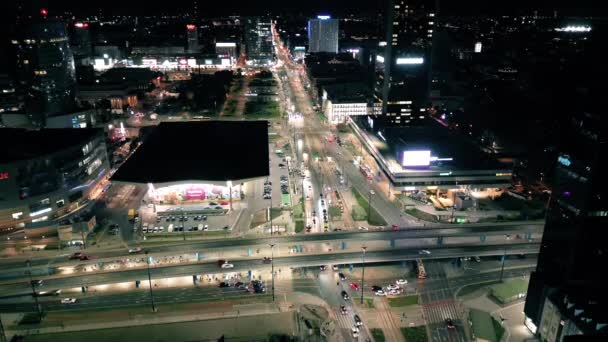 Légiforgalom Emberek Átkelnek Úton Éjszaka Varsó Belvárosában Drónantenna Felülnézetből Repülj — Stock videók
