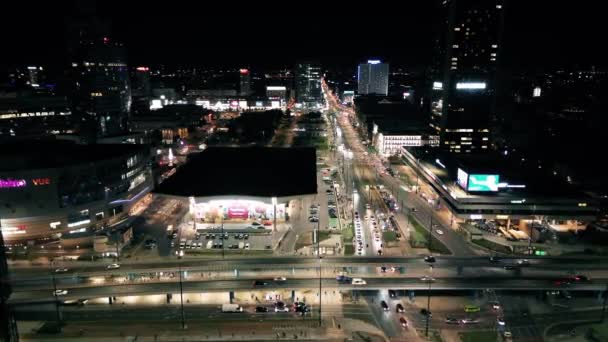 华沙市中心的空中车流和夜间过路的人 无人机空中俯瞰 向上飞行 欧洲城市生活或公共交通概念 — 图库视频影像