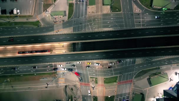 Atas Jalan Kota Malam Dengan Mobil Mengemudi Pemandangan Udara Nightly — Stok Video