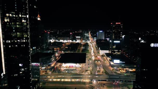 Dron Widokiem Lotu Ptaka Dzielnica Biznesowa Centrum Warszawy Nocy Przelatujący — Wideo stockowe