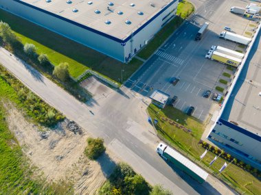 Malzeme deposunun havadan görüntüsü. Sanayi bölgesindeki lojistik merkezi yukarıdan. Lojistik merkezde yüklenen kamyonların hava görüntüsü