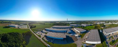 Malzeme deposunun havadan görüntüsü. Sanayi bölgesindeki lojistik merkezi yukarıdan. Lojistik merkez stok fotoğrafına yüklenen kamyonların hava görüntüsü