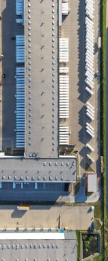 Malzeme deposunun havadan görüntüsü. Sanayi bölgesindeki lojistik merkezi yukarıdan. Lojistik merkez stok fotoğrafına yüklenen kamyonların hava görüntüsü