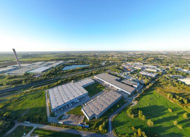 Malzeme deposunun havadan görüntüsü. Sanayi bölgesindeki lojistik merkezi yukarıdan. Lojistik merkezde yüklenen kamyonların hava görüntüsü. İnsansız hava aracından görüntüle.
