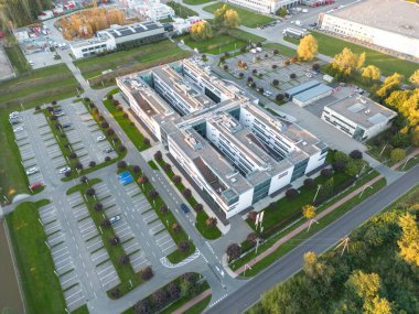 Malzeme deposunun havadan görüntüsü. Sanayi bölgesindeki lojistik merkezi yukarıdan. Lojistik merkezde yüklenen kamyonların hava görüntüsü. İnsansız hava aracından görüntüle.