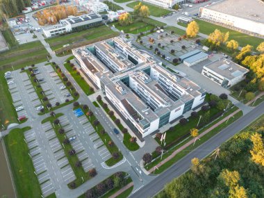 Malzeme deposunun havadan görüntüsü. Sanayi bölgesindeki lojistik merkezi yukarıdan. Lojistik merkezde yüklenen kamyonların hava görüntüsü. İnsansız hava aracından görüntüle.