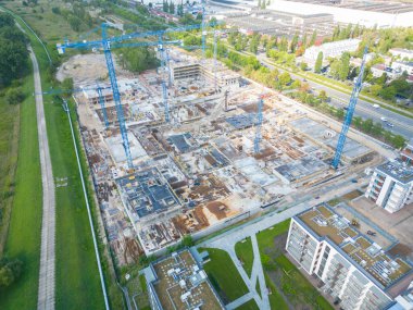 Bir İnşaat Alanının Havadan Kuş Gözü Görünümü Vinçler İndirme Endüstriyel Mekanizma Alanına Yerleşim Alanlarına Bakıyor