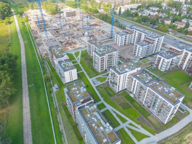 Bir İnşaat Alanının Havadan Kuş Gözü Görünümü Vinçler İndirme Endüstriyel Mekanizma Alanına Yerleşim Alanlarına Bakıyor