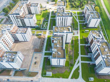 Kule görüntüsü, vinç kaldırma ve inşaat halindeki uzun apartmanın beton iskeleti. Kentsel kalkınma ve gayrimenkul büyüme kavramı.