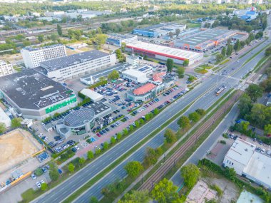 Vinçleri olan bir inşaat alanı. İnşaat işçileri inşa ediyor. Turnalı konut binalarının inşaat alanının havadan görüntüsü