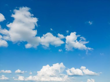 Mavi Gökyüzü Arkaplanı, Horizon İlkbahar Sabahı Deniz kenarında Gökyüzü Burnu, Doğa Bulutunun Koruyucusu, güneşli bir günde gökyüzü Yazın, Dünya Çevre Günü için arka plan, Dünya 'yı ya da Dünya' yı Kurtarın Günü