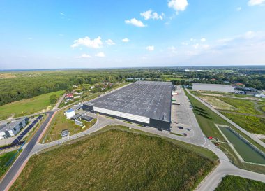 Depo depolama veya endüstriyel fabrika veya Lojistik Merkezi yukarıdan hava görünümünü. Sanayi Binaları ve kamyon üstten görünüm