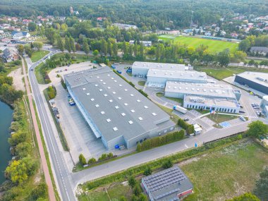 Malzeme deposunun havadan görüntüsü. Sanayi bölgesindeki lojistik merkezi yukarıdan. Lojistik merkezde yüklenen kamyonların hava görüntüsü