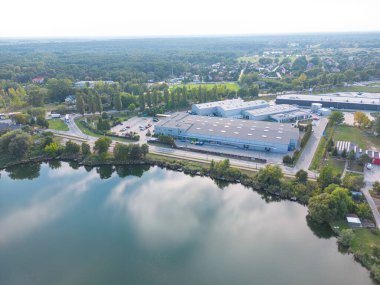 Malzeme deposunun havadan görüntüsü. Sanayi bölgesindeki lojistik merkezi yukarıdan. Lojistik merkezde yüklenen kamyonların hava görüntüsü