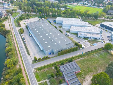 Malzeme deposunun havadan görüntüsü. Sanayi bölgesindeki lojistik merkezi yukarıdan. Lojistik merkezde yüklenen kamyonların hava görüntüsü