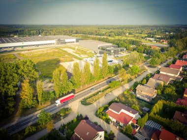 Malzeme deposunun havadan görüntüsü. Sanayi bölgesine yukarıdan lojistik merkezi teslimatı. Lojistik merkezde yüklenen kamyonların hava görüntüsü