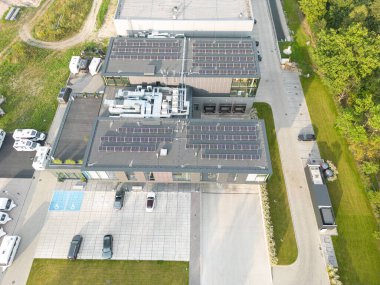 Malzeme deposunun havadan görüntüsü. Sanayi bölgesine yukarıdan lojistik merkezi teslimatı. Lojistik merkezde yüklenen kamyonların hava görüntüsü