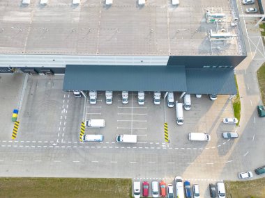 Depo, fabrika ya da lojistik merkezi yukarıdan. Endüstriyel binaların ve ekipman makinelerinin havadan görüntüsü. Hava görünümü