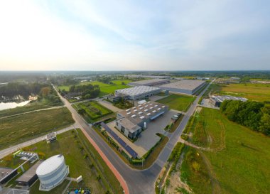 Depo, fabrika ya da lojistik merkezi yukarıdan. Endüstriyel binaların ve ekipman makinelerinin havadan görüntüsü. Hava görünümü