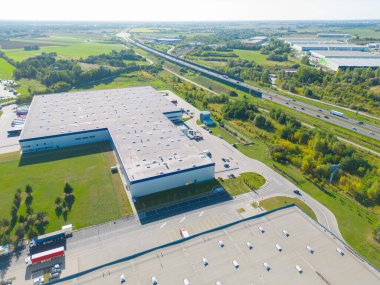 Depoyla birlikte lojistik parkı. Yarı karavan kamyonları araba parkında duruyor ve yükleme ve boşaltma için rampalarda bekliyorlar. Hava görünümü