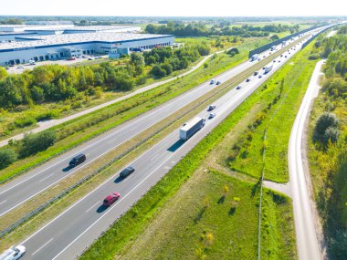Malzeme deposunun havadan görüntüsü. Sanayi bölgesindeki lojistik merkezi yukarıdan. Lojistik merkezde yüklenen kamyonların hava görüntüsü