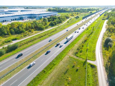Malzeme deposunun havadan görüntüsü. Sanayi bölgesindeki lojistik merkezi yukarıdan. Lojistik merkezde yüklenen kamyonların hava görüntüsü