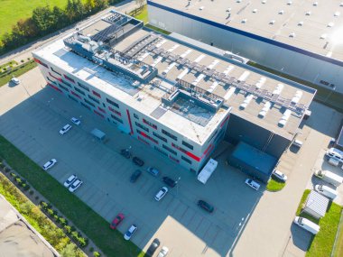 Depoyla birlikte lojistik parkı. Yarı karavan kamyonları araba parkında duruyor ve yükleme ve boşaltma için rampalarda bekliyorlar. Hava görünümü