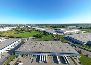 Malzeme deposunun havadan görüntüsü. Sanayi bölgesindeki lojistik merkezi yukarıdan. Lojistik merkezde yüklenen kamyonların hava görüntüsü