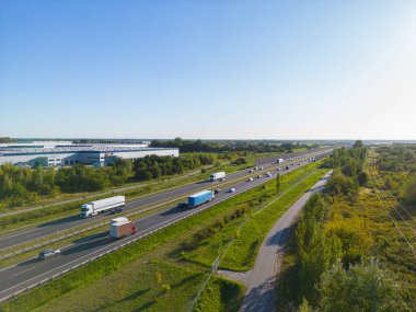 Malzeme deposunun havadan görüntüsü. Sanayi bölgesindeki lojistik merkezi yukarıdan. Lojistik merkez stok fotoğrafına yüklenen kamyonların hava görüntüsü