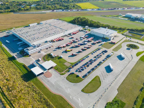 Luftaufnahme Des Logistikparks Mit Lager Verladebahnhof Und Vielen Sattelschleppern Mit Stockfoto