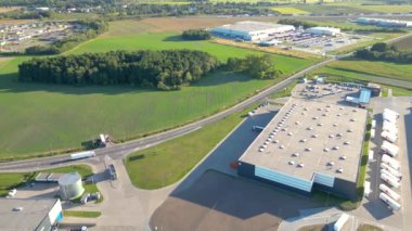 Malzeme deposunun havadan görüntüsü. Sanayi bölgesine yukarıdan lojistik merkezi teslimatı. Lojistik merkezde yüklenen kamyonların hava görüntüsü