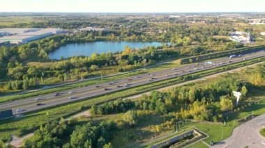 Malzeme deposunun havadan görüntüsü. Sanayi bölgesindeki lojistik merkezi yukarıdan. Lojistik merkezde yüklenen kamyonların hava görüntüsü
