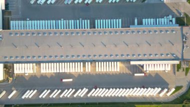 Malzeme deposunun havadan görüntüsü. Sanayi bölgesindeki lojistik merkezi yukarıdan. Lojistik merkezde yüklenen kamyonların hava görüntüsü