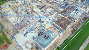 Bir İnşaat Alanının Havadan Kuş Gözü Görünümü Vinçler İndirme Endüstriyel Mekanizma Alanına Yerleşim Alanlarına Bakıyor