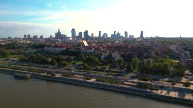 Varşova, Polonya 'nın Vistual nehri ve şehir merkezi üzerindeki hava manzarası. Şehir merkezindeki gökdelenler. İş dünyası