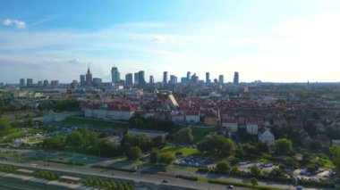 Varşova, Polonya 'nın Vistual nehri ve şehir merkezi üzerindeki hava manzarası. Şehir merkezindeki gökdelenler. İş dünyası