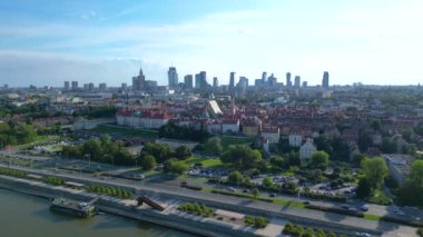 Varşova, Polonya 'nın Vistual nehri ve şehir merkezi üzerindeki hava manzarası. Şehir merkezindeki gökdelenler. İş dünyası