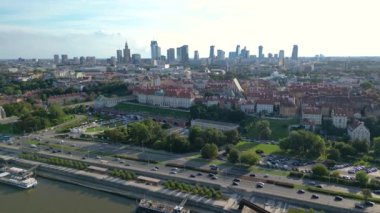 Varşova, Polonya 'nın Vistual nehri ve şehir merkezi üzerindeki hava manzarası. Şehir merkezindeki gökdelenler. İş dünyası