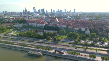 Varşova, Polonya 'nın Vistual nehri ve şehir merkezi üzerindeki hava manzarası. Şehir merkezindeki gökdelenler. İş dünyası