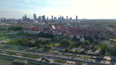 Varşova, Polonya 'nın Vistual nehri ve şehir merkezi üzerindeki hava manzarası. Şehir merkezindeki gökdelenler. İş dünyası