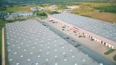 Depo depolama veya endüstriyel fabrika veya Lojistik Merkezi yukarıdan hava görünümünü. Sanayi Binaları ve kamyon üstten görünüm